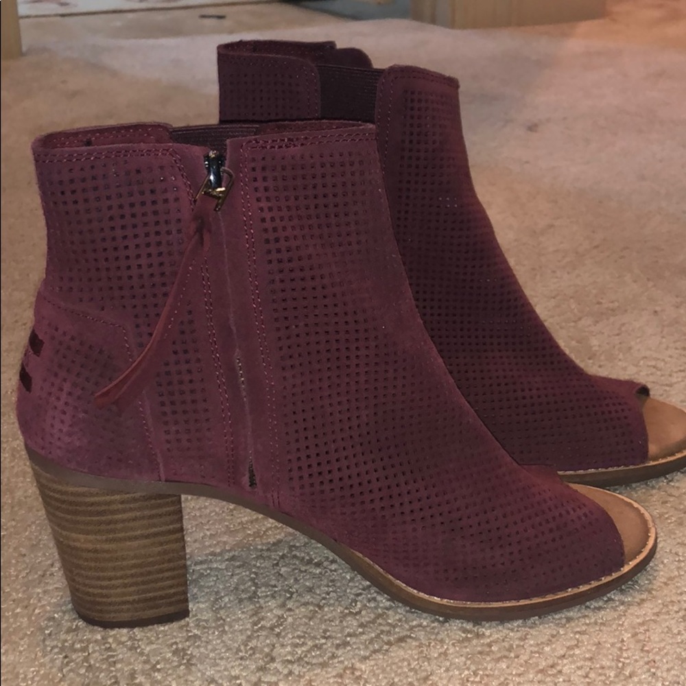 Size 9 maroon